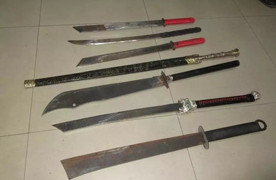 嚣张逃犯持刀挑衅警方，法网恢恢终将自食恶果